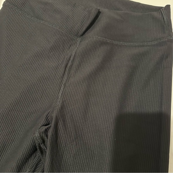 Old Navy Black High-Waisted Flare Leggings, Split Hem - Picture 3 of 4